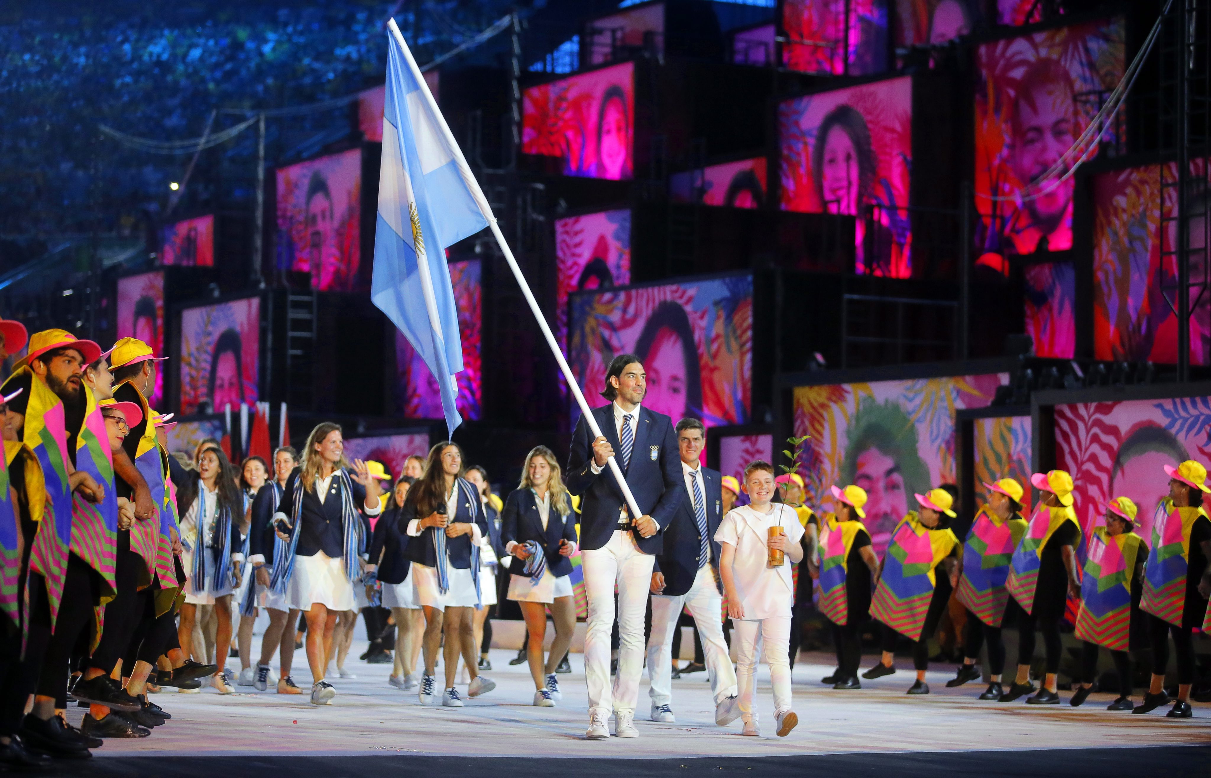 Brazilia a dat startul Jocurilor Olimpice de la Rio cu un puternic mesaj eco. Ponor a dus steagul Romaniei pe Maracana - Imaginea 9