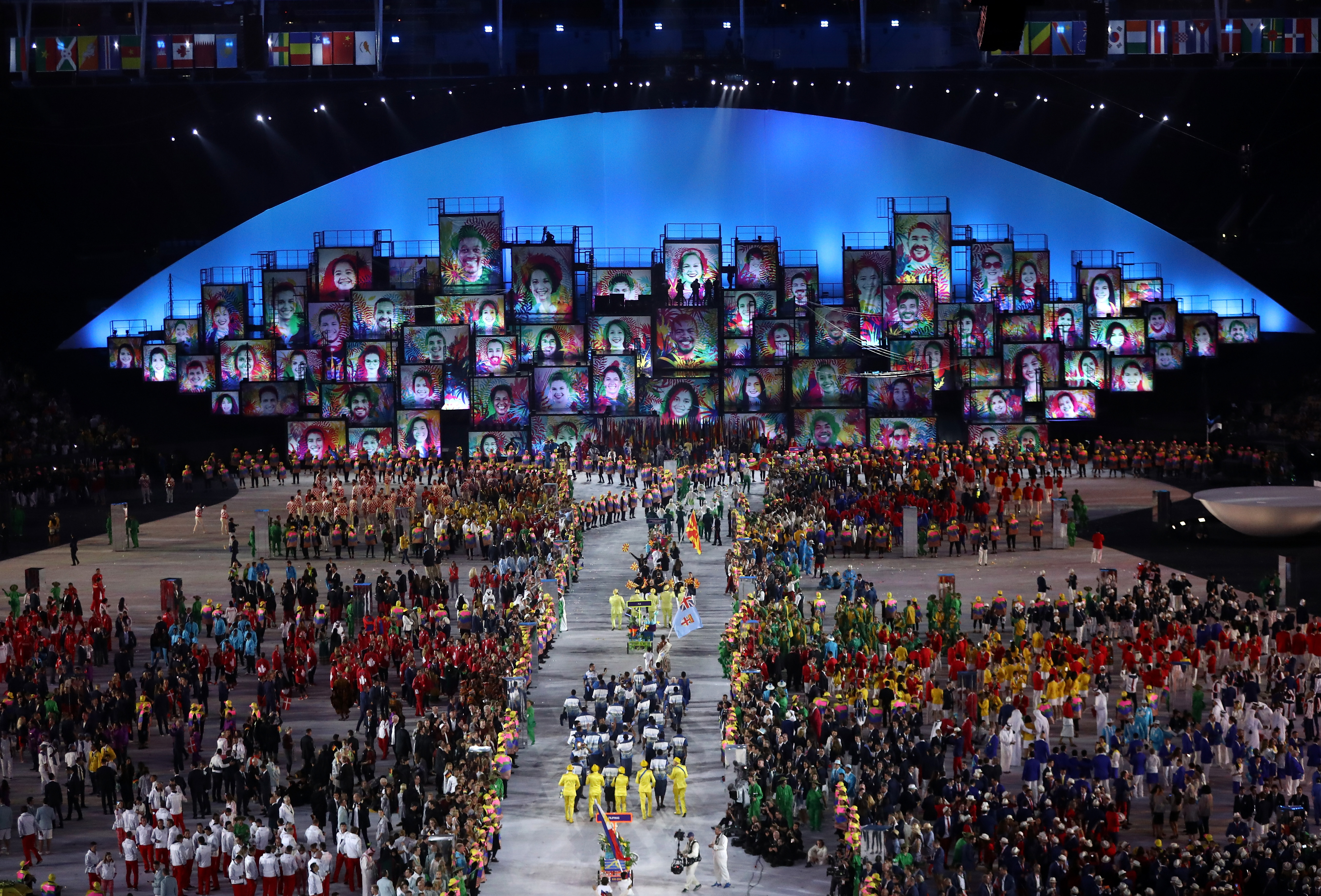Brazilia a dat startul Jocurilor Olimpice de la Rio cu un puternic mesaj eco. Ponor a dus steagul Romaniei pe Maracana - Imaginea 12