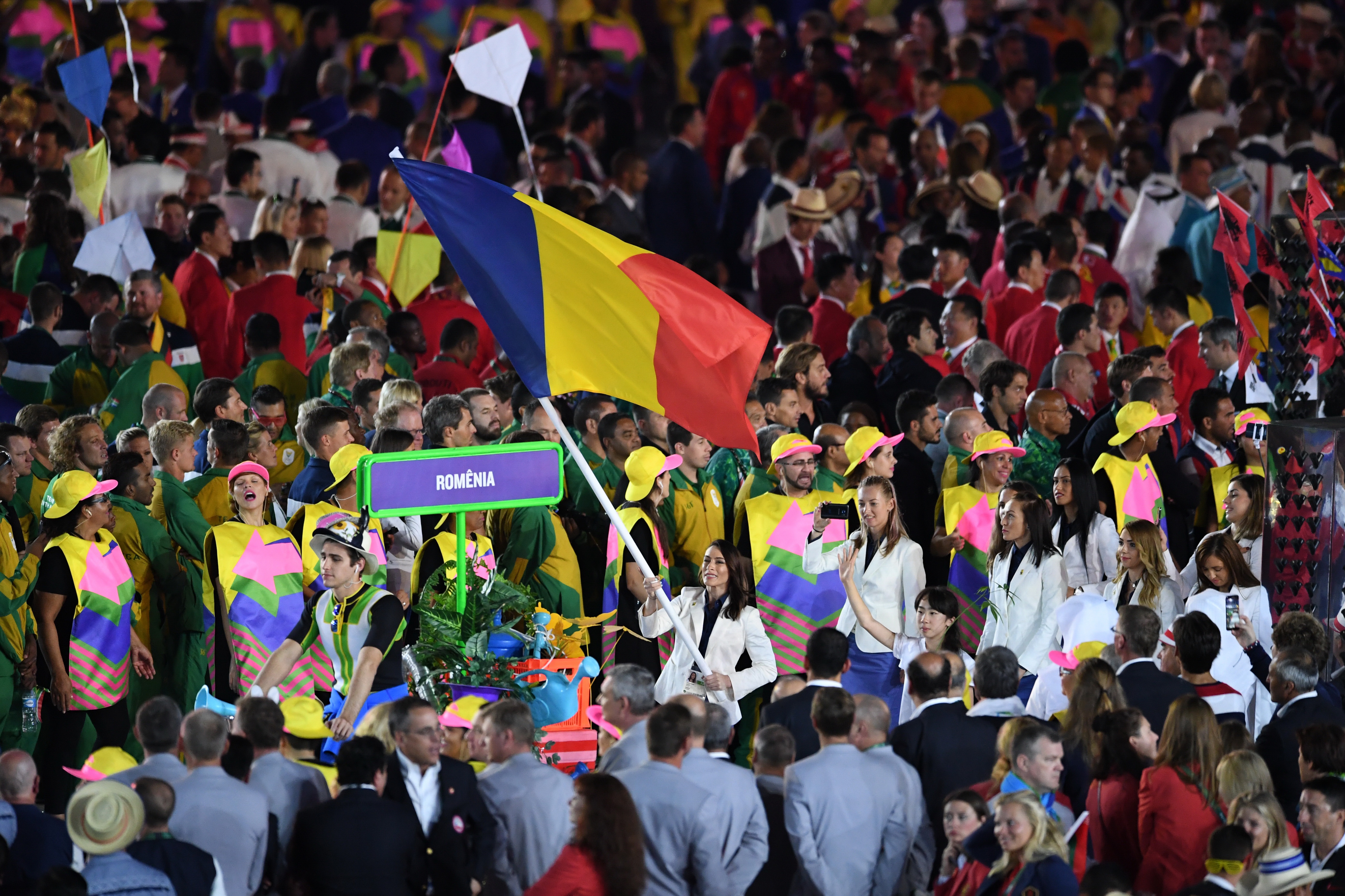 Brazilia a dat startul Jocurilor Olimpice de la Rio cu un puternic mesaj eco. Ponor a dus steagul Romaniei pe Maracana - Imaginea 18