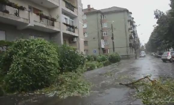 Furtuna puternica in Timis. Vantul a smuls mai multe acoperisuri de case, o turla de biserica si stalpi de electricitate