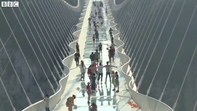 China a inaugurat cel mai lung pod de sticla din lume. Cum arata constructia 