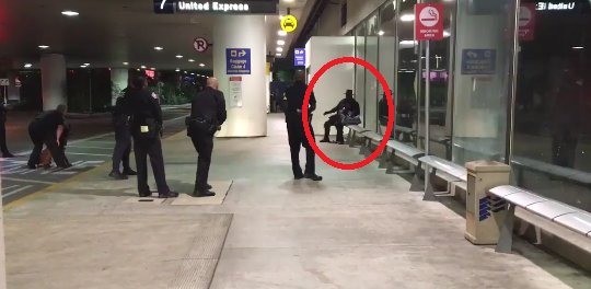 Alarma falsa pe aeroportul din Los Angeles. Un barbat costumat in Zorro, arestat dupa ce pasagerii au auzit 
