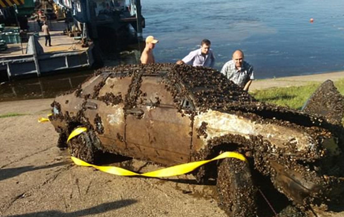 Un scafandru rus a descoperit o masina pe fundul raului Volga. Ce au gasit politistii inauntru cand a fost scoasa din apa