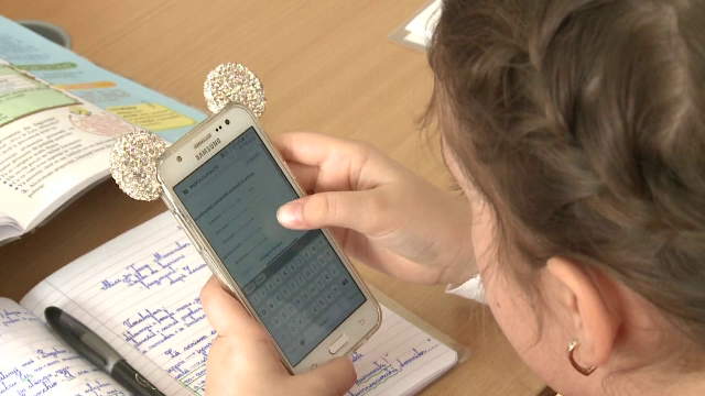 Elevii se opun planului de interzicere a telefoanelor mobile la orele de curs