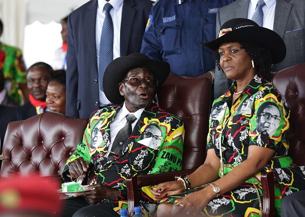 Criza din Zimbabwe. Robert Mugabe se află în custodia armatei, la domiciliu
