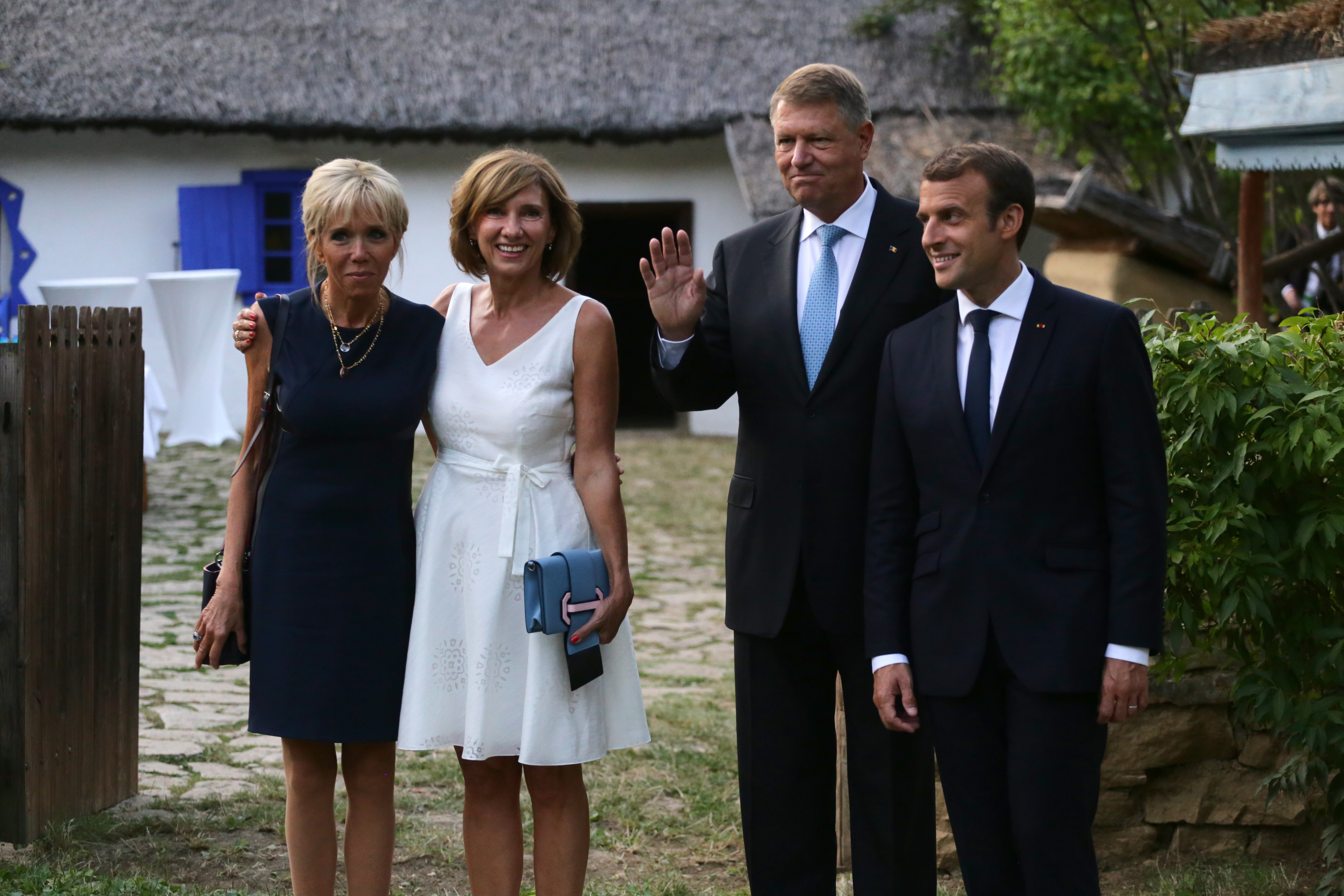 Macron, vizită la Muzeul Satului. Cuvintele învățate în limba română