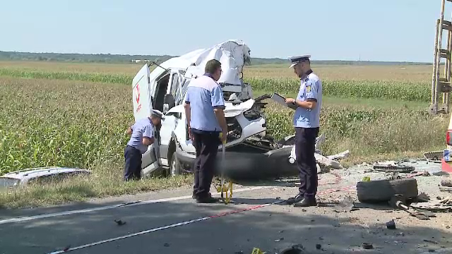 Șoferul unei autoutilitare a murit după ce a lovit o betonieră, pe DN7