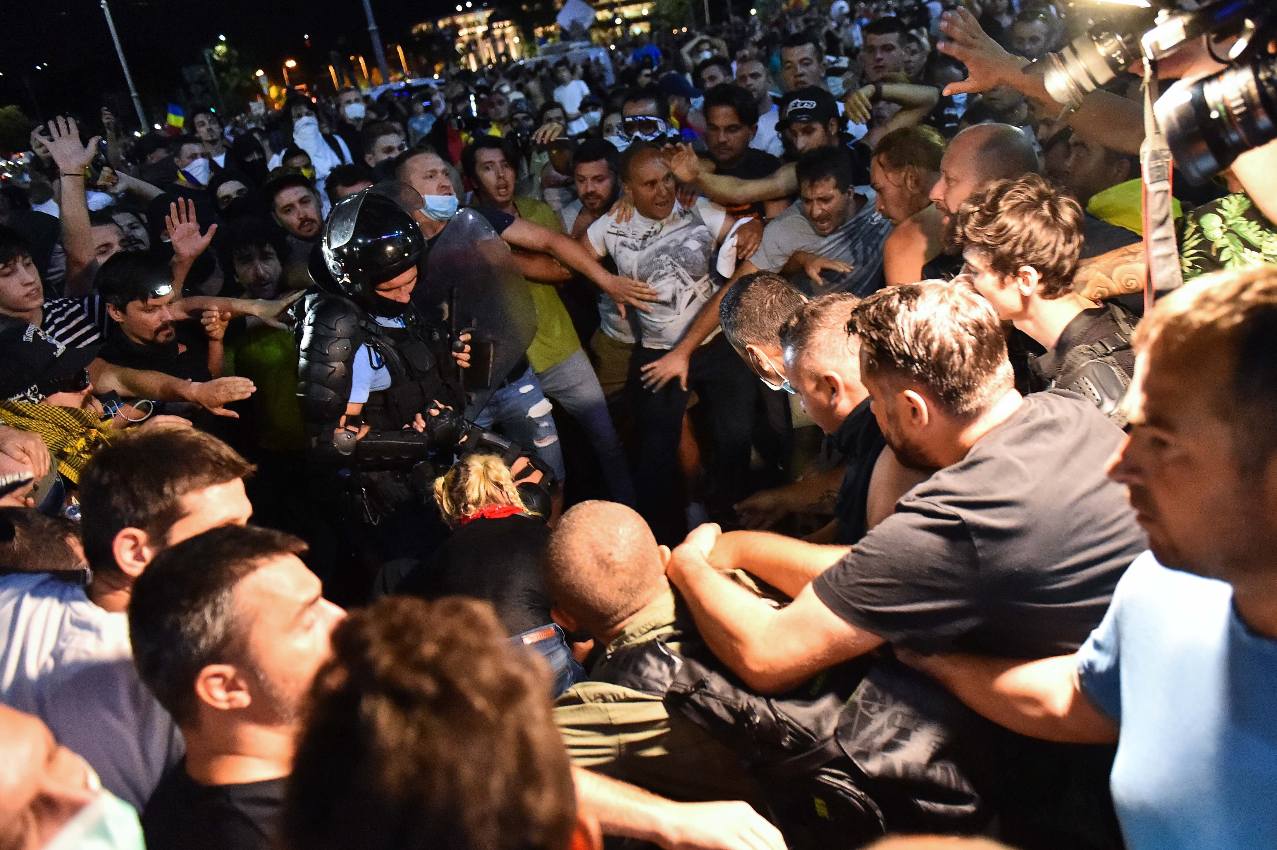 Cine a fost printre protestatari, vineri seara, în Piața Victoriei: „Strig pentru omenie!”