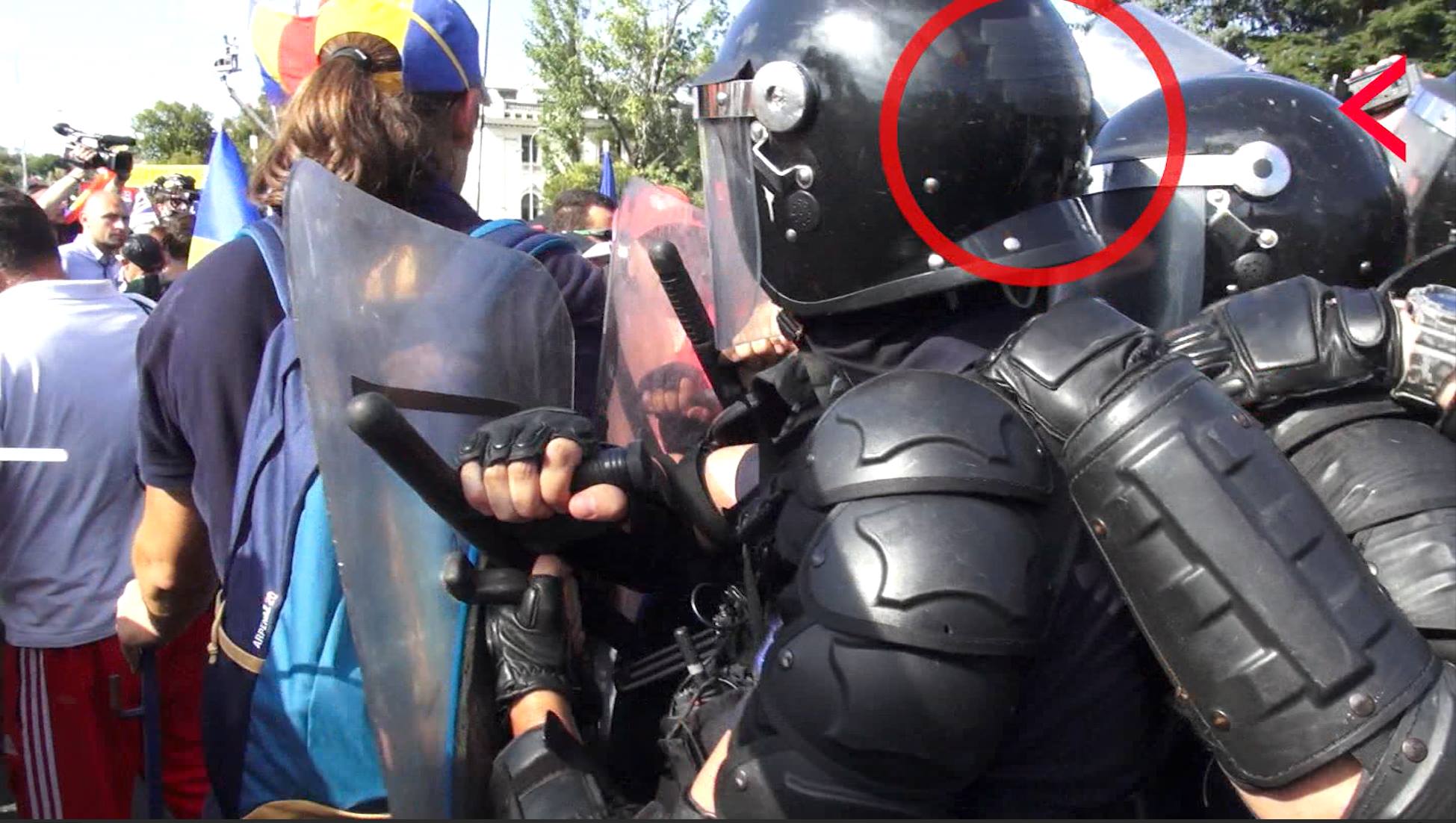 forget Temperate Huge Jandarmi acuzați că ar fi ascuns indicativul de pe cască cu bandă adezivă  neagră - Stirileprotv.ro