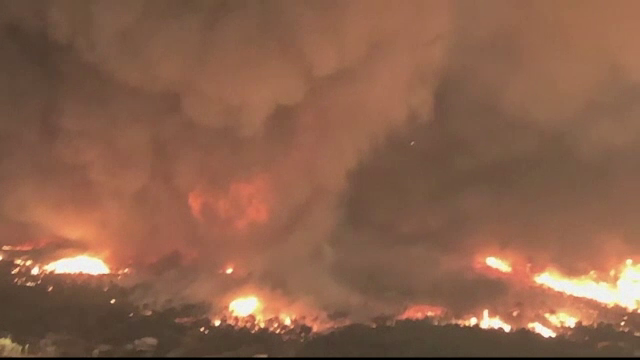 Fenomen rar în California: tornadă de foc și fum înaltă de 12 km. Temperatura înregistrată în interior