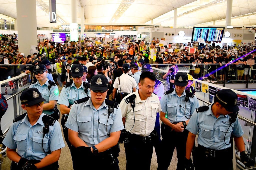 Noi ciocniri violente între protestatari și forțele de ordine, pe aeroportul din Hong Kong