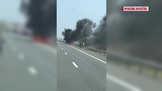 O mașină a luat foc pe Autostrada Soarelui. În autoturism se aflau două persoane