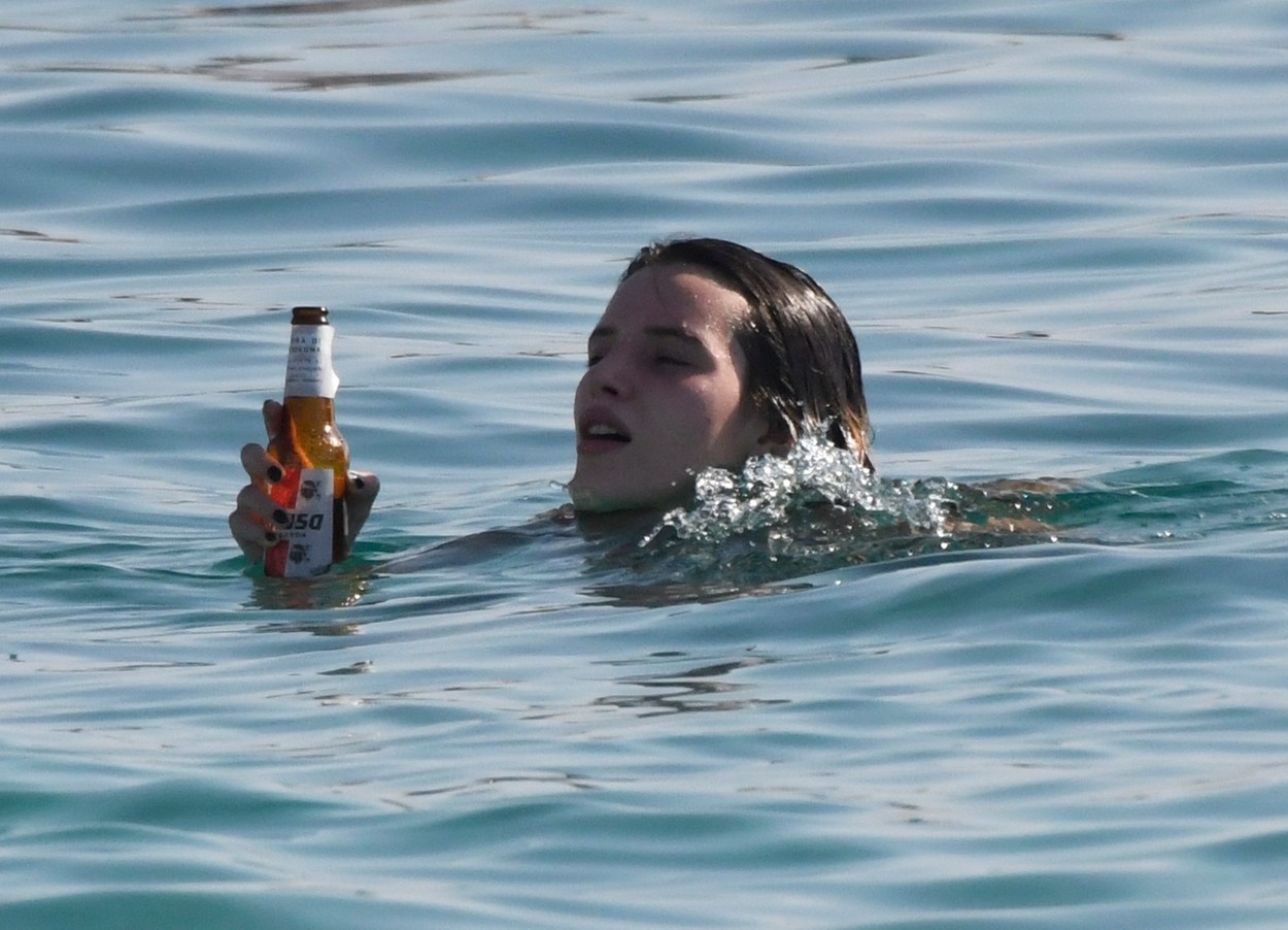 Bella Thorne, surprinsă purtând un bikini minuscul în vacanța în Italia. FOTO