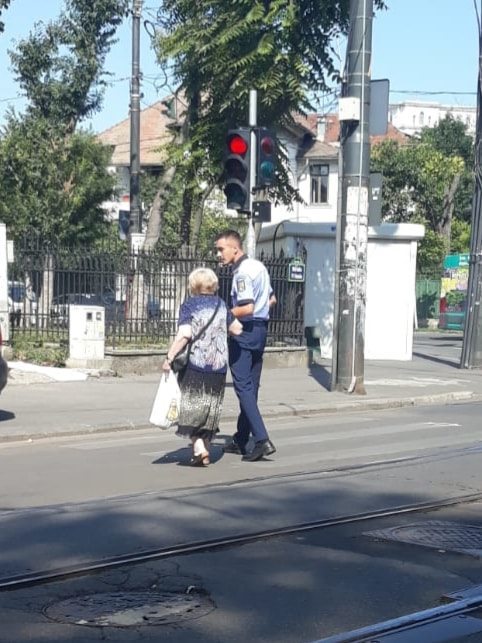 Polițiști premiați de Mihai Fifor, după ce au ajutat două bătrâne să treacă strada. FOTO