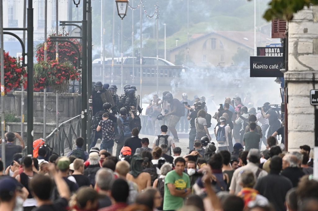 Ciocniri violente între poliție și protestatari, în zona summitului G7. GALERIE FOTO
