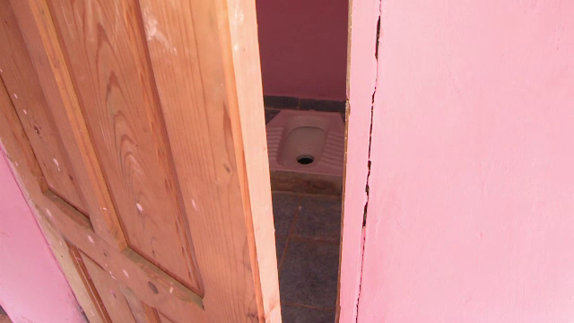 Cum arată acum toaleta școlii unde un copil a murit după ce a căzut în fosa septică - Imaginea 1