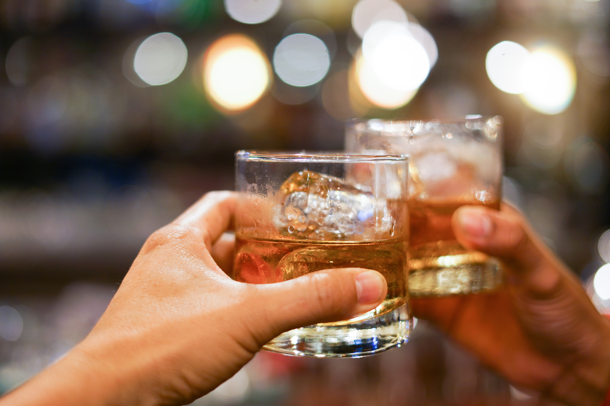 Peste 35% dintre români cred că este normal ca cei mici să consume alcool. Avertismentul Agenției Antidrog