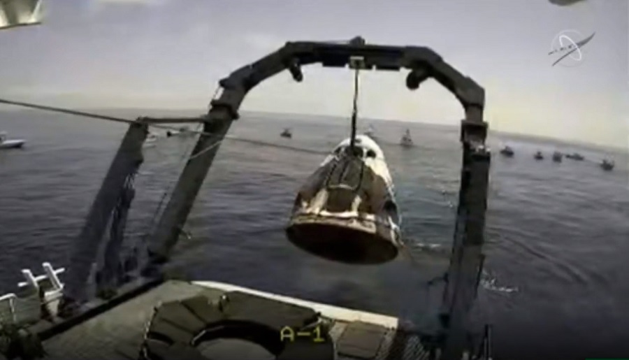 Capsula Crew Dragon a SpaceX a revenit pe Terra, după ce s-a detaşat de Staţia Spaţială Internaţională - Imaginea 1