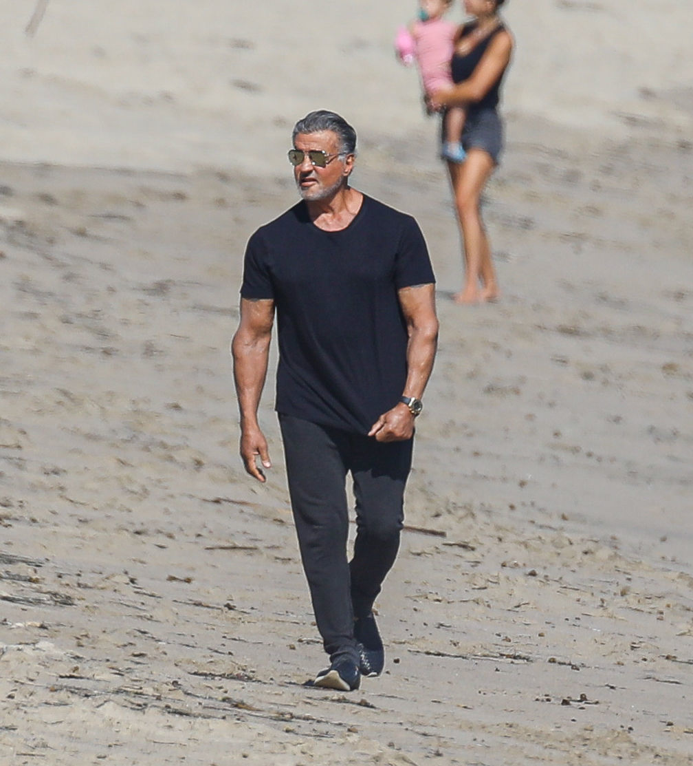 Sylvester Stallone, surprins la o plimbare pe plajă cu soția sa. Cum arată actorul la 74 de ani - Imaginea 6