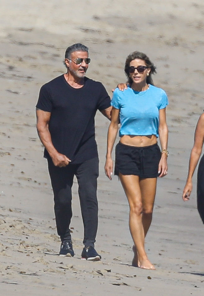 Sylvester Stallone, surprins la o plimbare pe plajă cu soția sa. Cum arată actorul la 74 de ani - Imaginea 5
