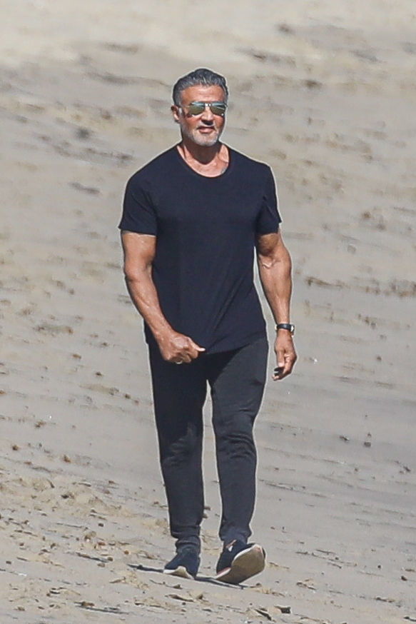 Sylvester Stallone, surprins la o plimbare pe plajă cu soția sa. Cum arată actorul la 74 de ani - Imaginea 3