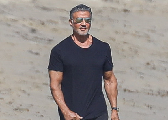 Sylvester Stallone, surprins la o plimbare pe plajă cu soția sa. Cum arată actorul la 74 de ani - Imaginea 1