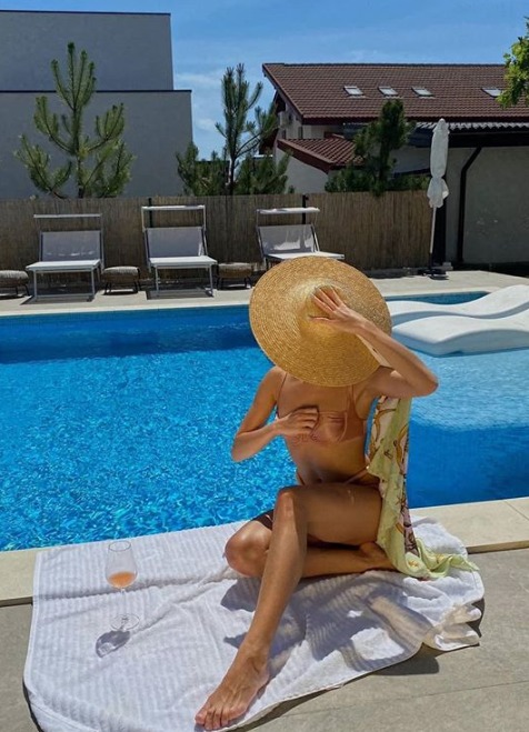 Lidia Buble, la piscină într-un costum de baie minuscul. Cum s-a fotografiat cântăreața - Imaginea 1