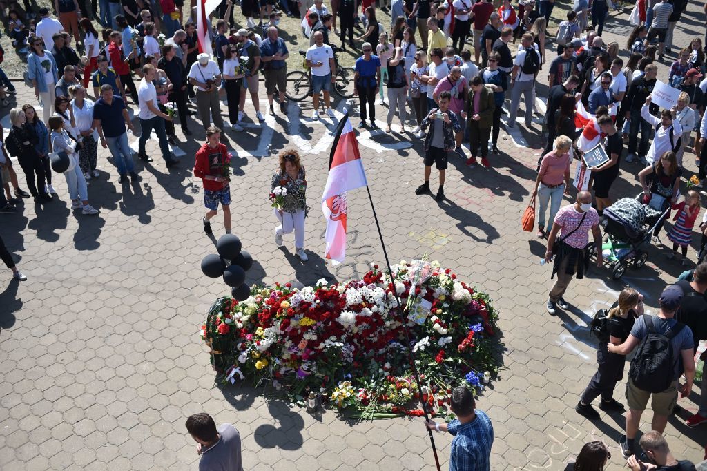 Mii de oameni au ieșit din nou în stradă la Minsk. Altar ridicat pentru tânărul care a murit la protestul de luni - Imaginea 5