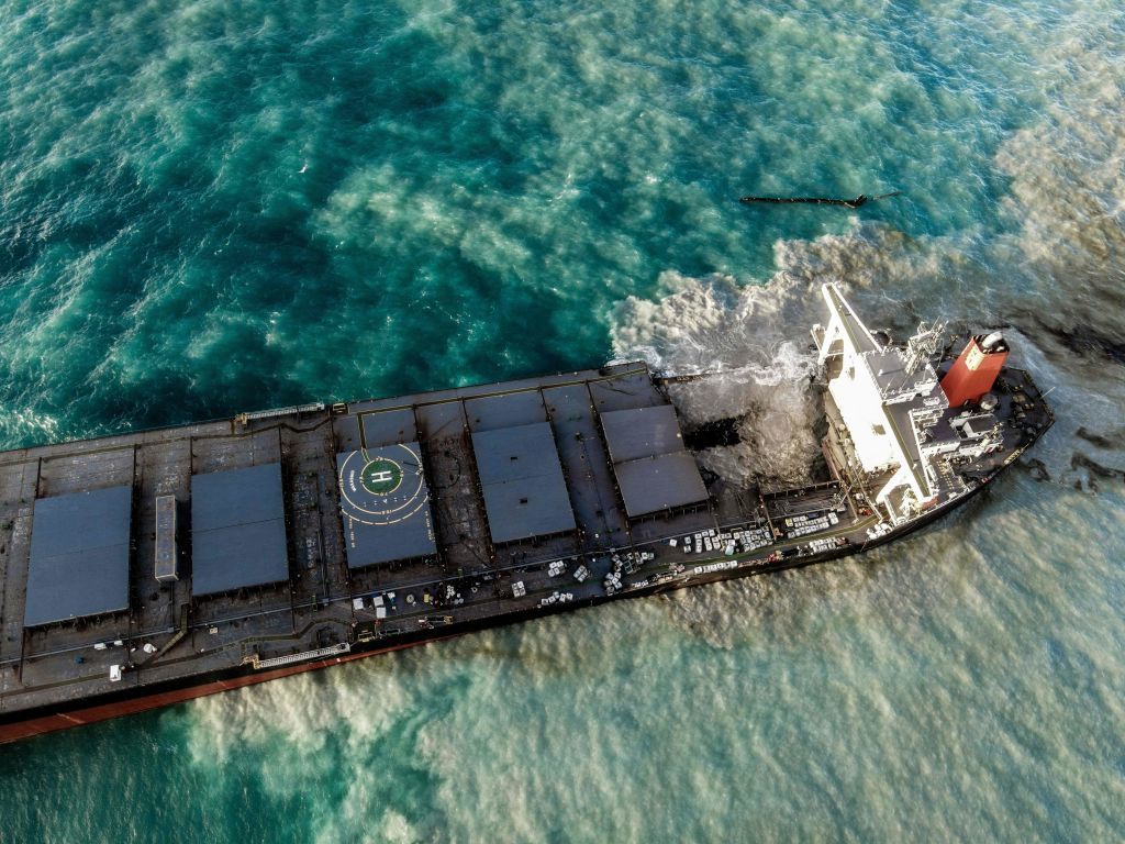 Dezastru în una dintre cele mai apreciate destinații din lume: o navă cu mii de tone de benzină s-a rupt în două - Imaginea 5
