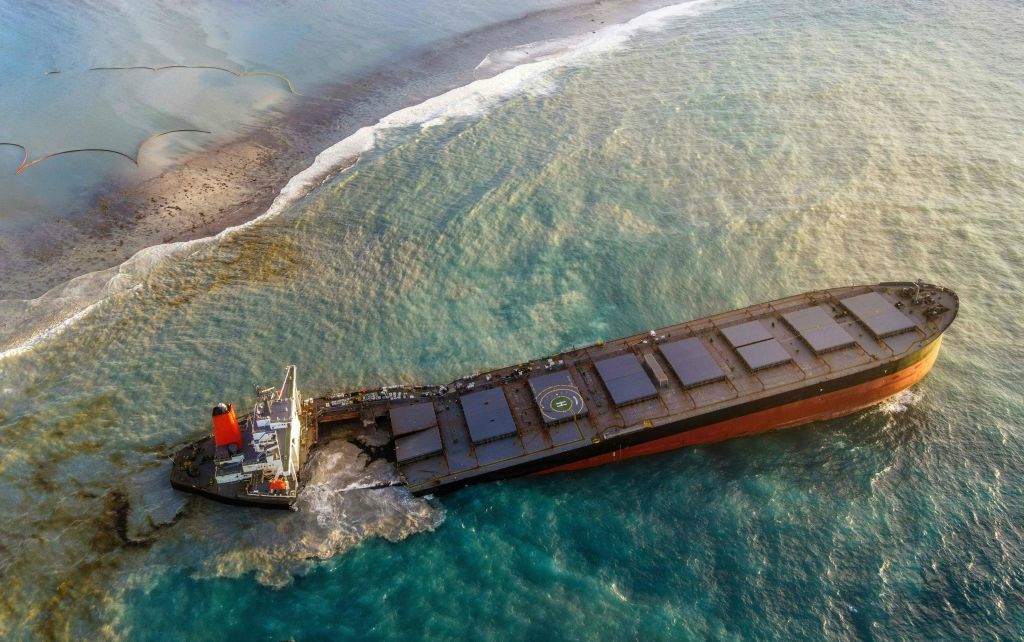 Dezastru în una dintre cele mai apreciate destinații din lume: o navă cu mii de tone de benzină s-a rupt în două - Imaginea 7