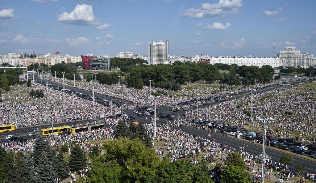 Cel mai mare protest din istoria țării în Belarus. Zeci de mii de oameni au mărșăluit pe străzi cu flori și baloane