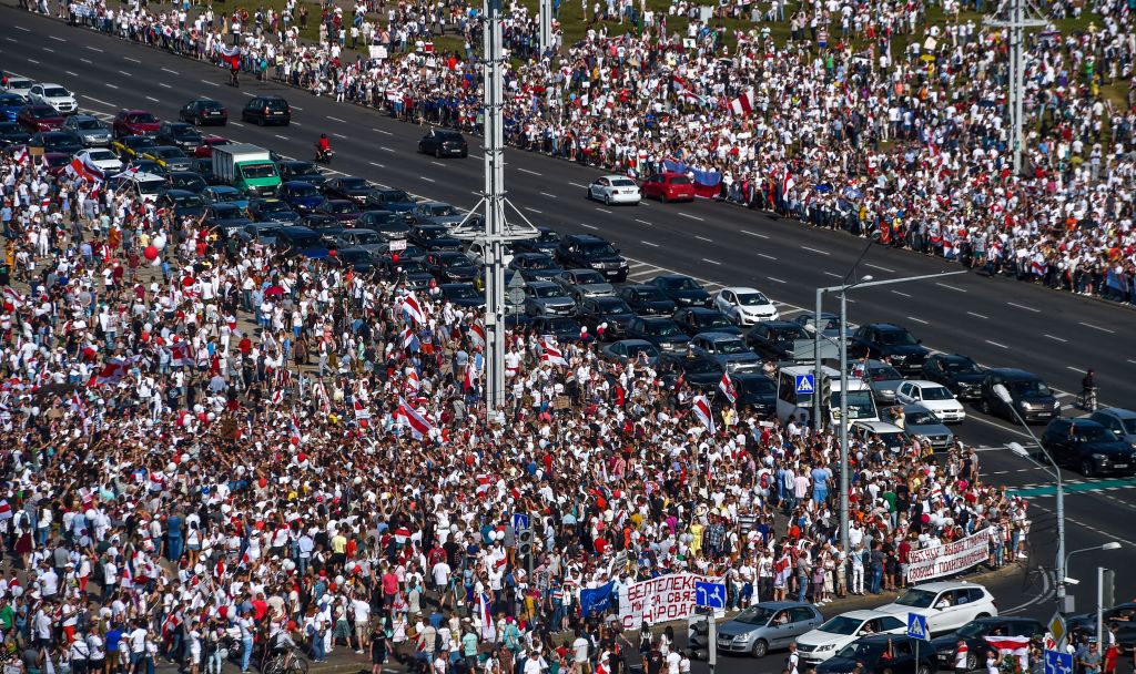 Cel mai mare protest din istoria țării în Belarus. Zeci de mii de oameni au mărșăluit pe străzi cu flori și baloane - Imaginea 2
