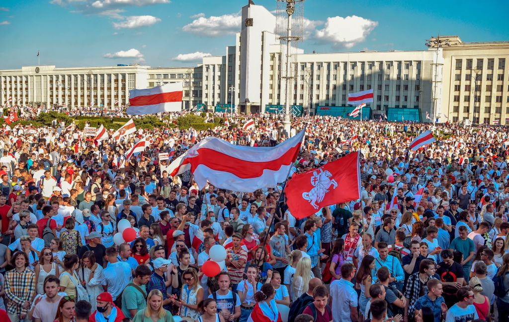 Cel mai mare protest din istoria țării în Belarus. Zeci de mii de oameni au mărșăluit pe străzi cu flori și baloane - Imaginea 4