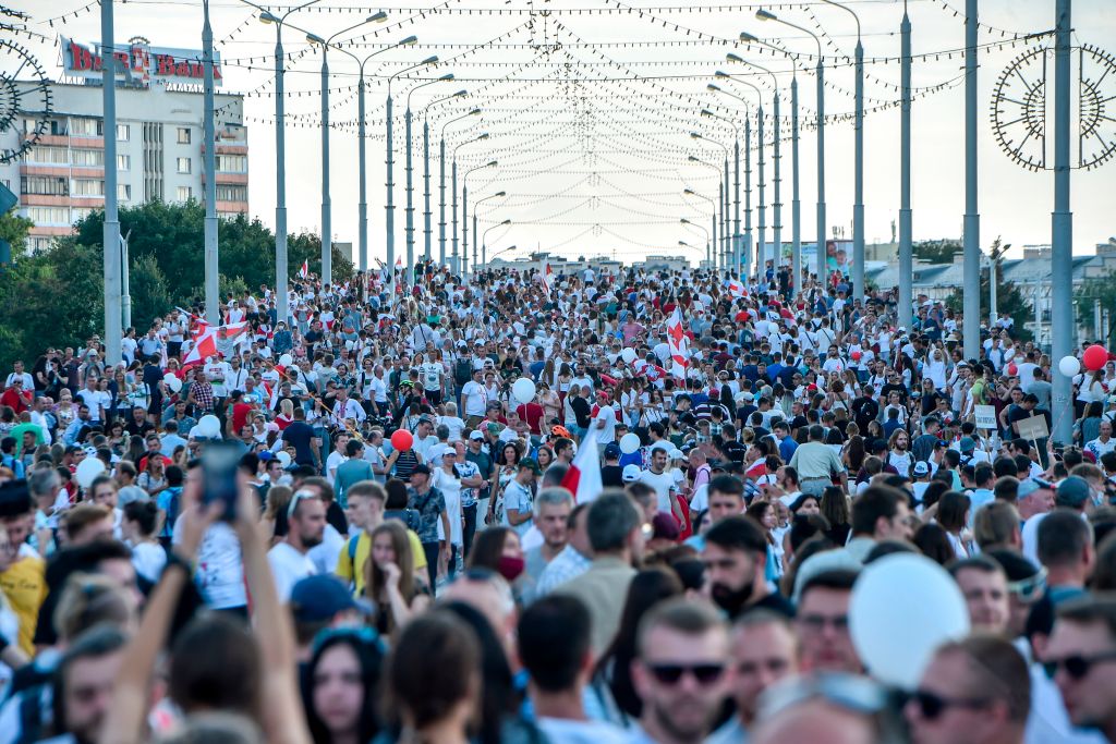 Cel mai mare protest din istoria țării în Belarus. Zeci de mii de oameni au mărșăluit pe străzi cu flori și baloane - Imaginea 5