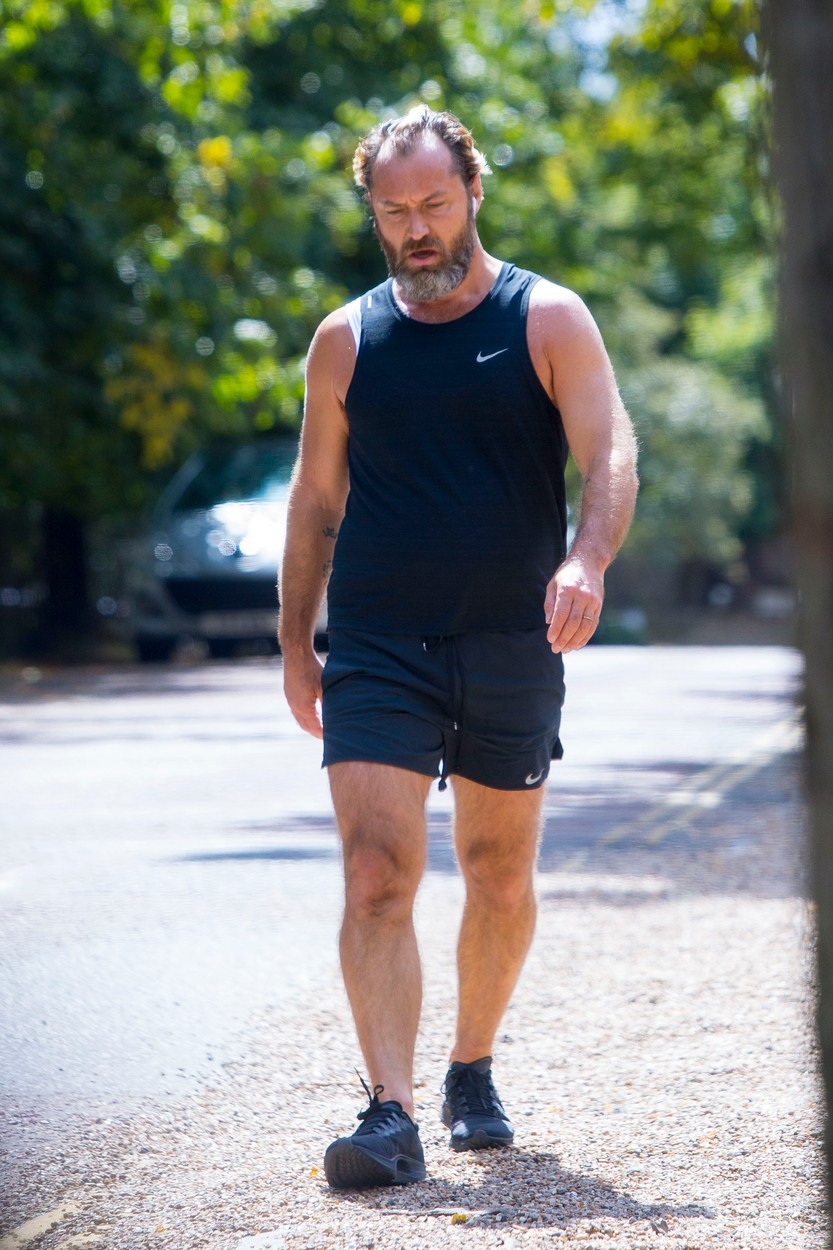 Jude Law, surprins de paparazzi în Londra. Cum arată actorul după ieșirea din carantină - Imaginea 4