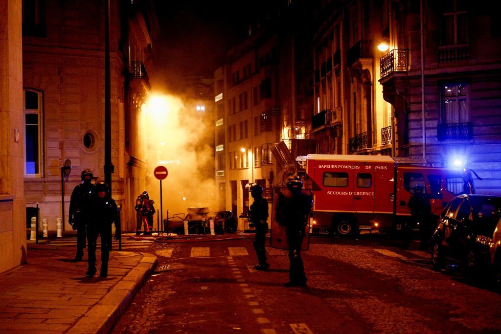 FOTO&VIDEO Violențe la Paris în timpul şi după finala Ligii Campionilor, pierdută de PSG - Imaginea 4