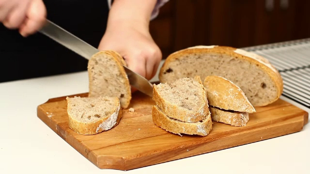 Mituri spulberate: pâinea îngrașă la fel, indiferent dacă este albă, neagră sau intermediară, proaspătă sau prăjită