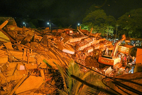 VIDEO. Un bloc de cinci etaje s-a prăbușit în India. Peste 90 de persoane, prinse sub dărâmături - Imaginea 2