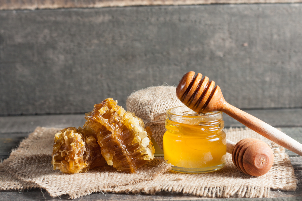 România importă masiv miere din China și Ucraina, chiar dacă poate asigura consumul din producția proprie. Care este motivul