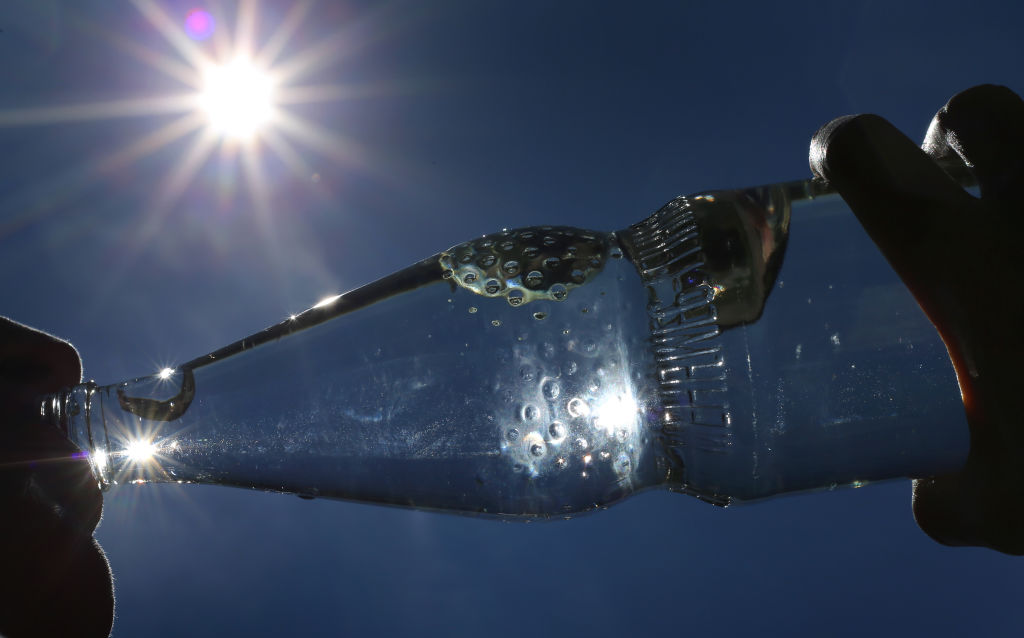 Apa băută dintr-o sticlă de plastic care a stat la soare sau la congelator poate să provoace cancer