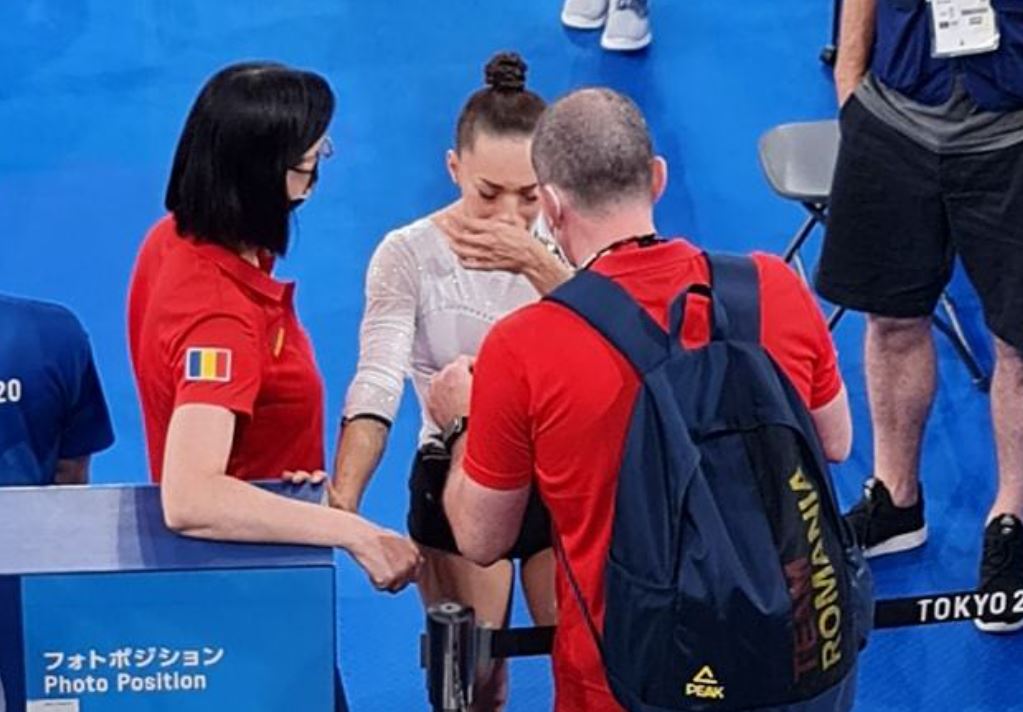 Larisa Iordache, în lacrimi după retragerea din finala olimpică la bârnă. ”Durerea este peste limita mea de suportabilitate”