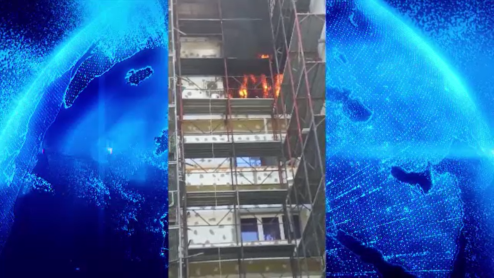 Incendiu la un apartament din Alba Iulia. Salvatorii au evacuat locatarii şi i-au protejat cu măşti speciale