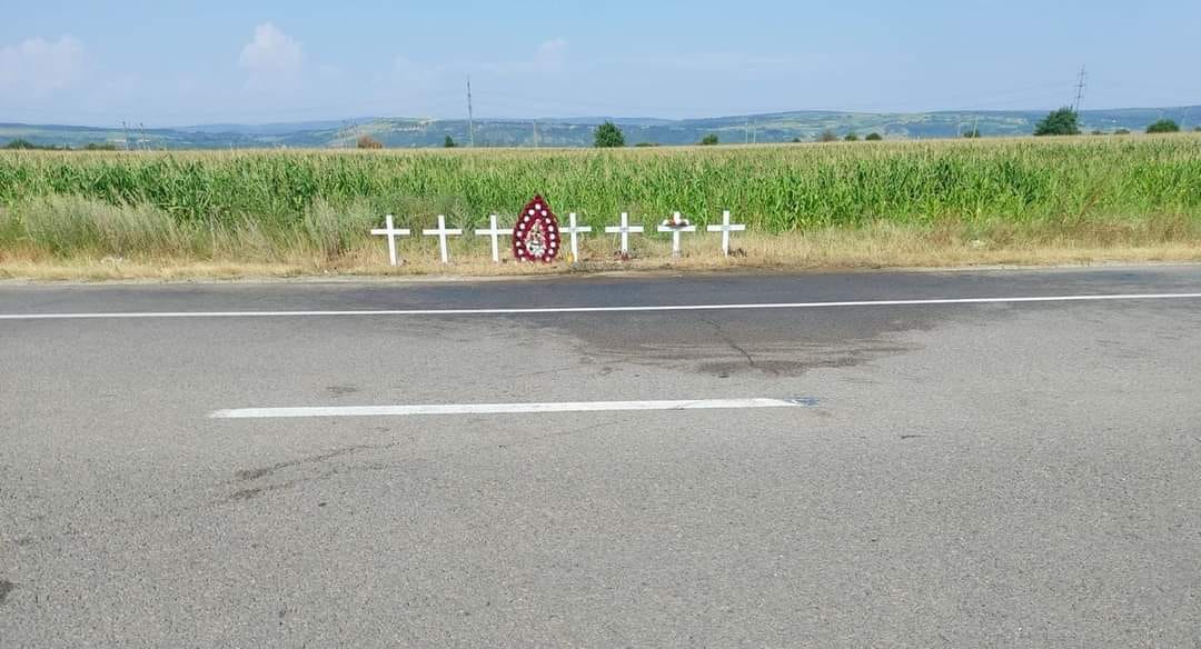 „Cea mai tristă imagine”. Șapte cruci albe la locul accidentului înfiorător din județul Bacău - Imaginea 1