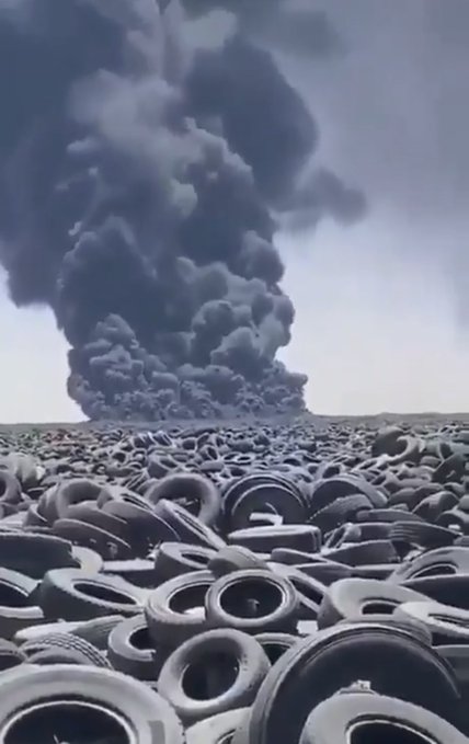 Video. Cel mai mare depozit de anvelope uzate din lume a luat foc - Imaginea 1