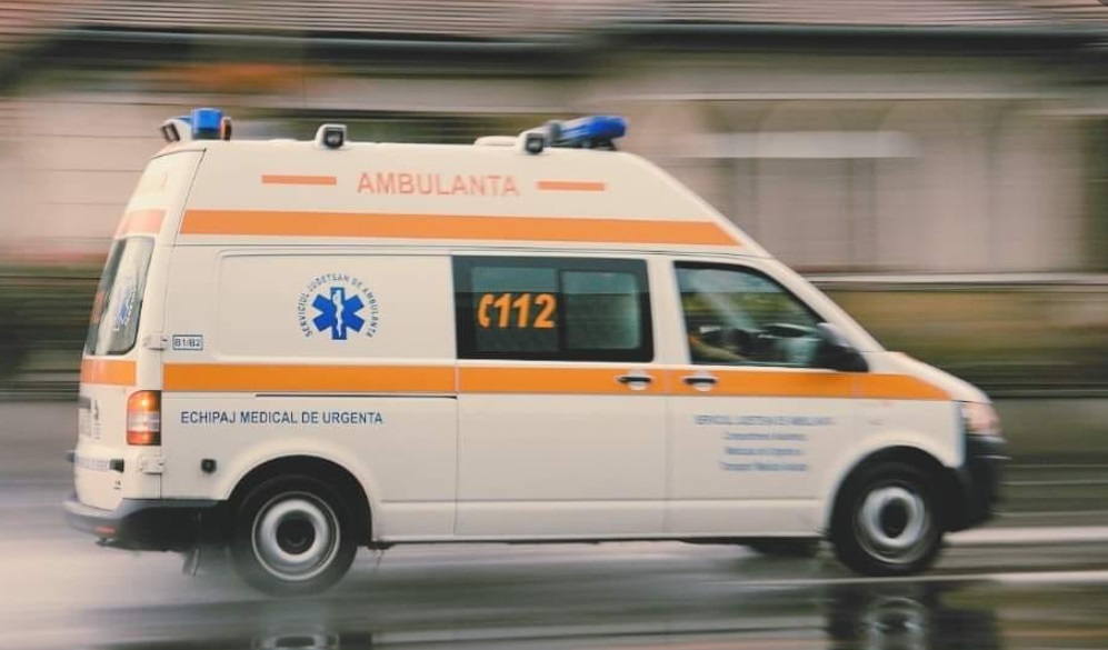 Un microbuz s-a ciocnit cu o mașină, în Iași. Doi oameni au murit și mai mulți sunt răniți