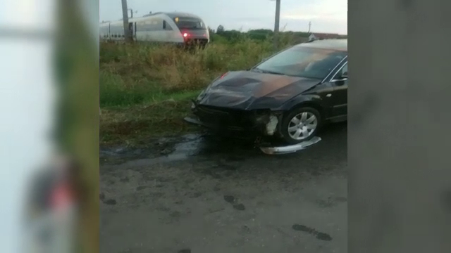 Accident grav în județul Arad. Un autoturism, acroșat de un tren Regio, în timp ce traversa calea ferată
