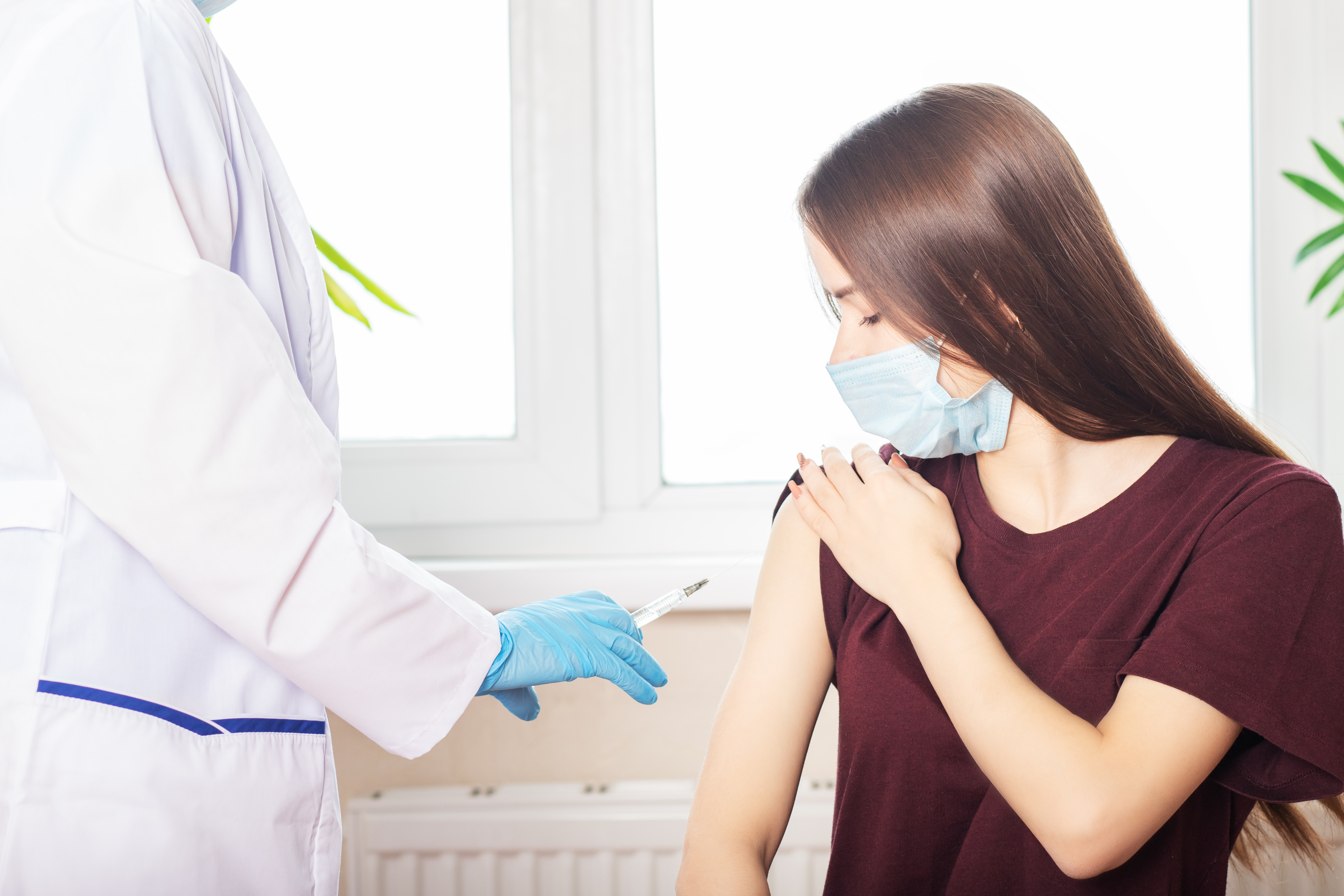 Cluj: Elevă vaccinată anti-COVID cu un ser nerecomandat adolescenților sub 18 ani. Reacția șefului CNCAV