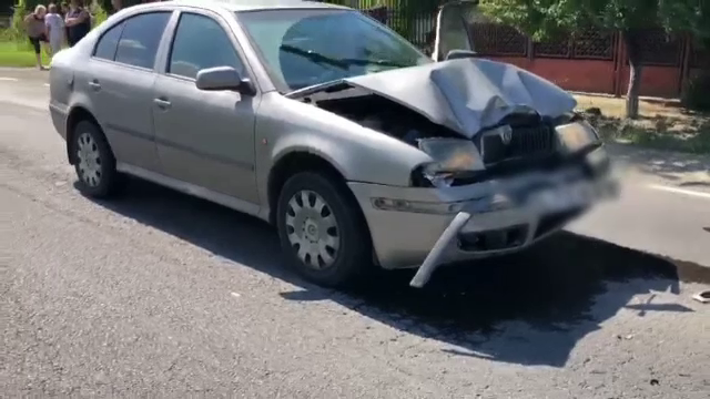 Un șofer, rănit în urma unui accident în Dâmbovița. Un alt conducător auto nu s-a asigurat și i-a lovit mașina