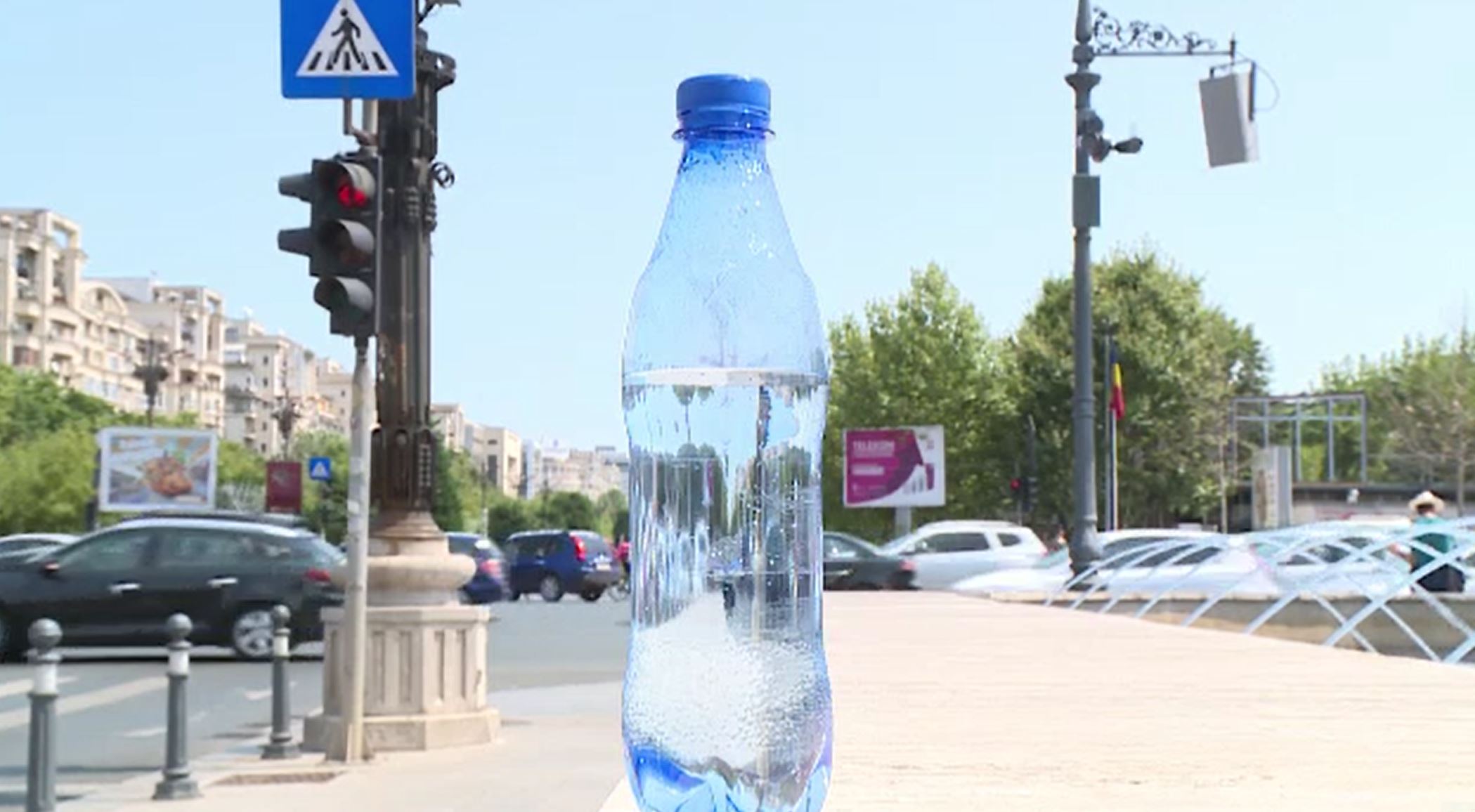Apa depozitată în sticle de plastic, un pericol pentru sănătate. Avertisment din partea specialiștilor pentru zilele toride