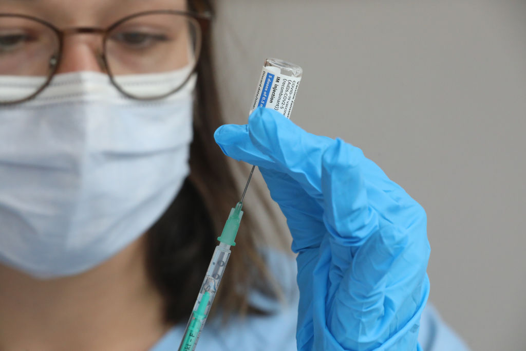 Vouchere pentru vaccinare în valoare de 100 de lei oferite angajaților de la Combinatul Siderurgic Galați
